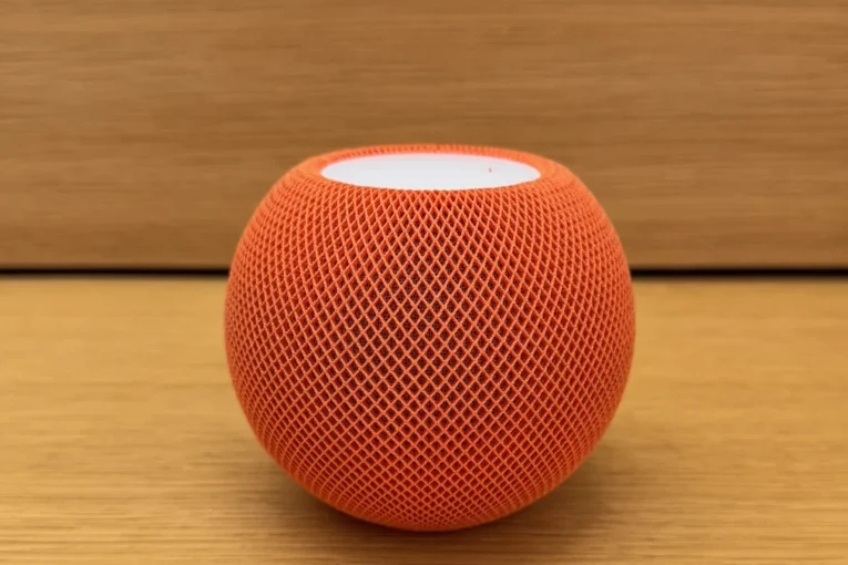 Apple HomePod mini na stole (ilustrační snímek k chytré domácnosti Apple)