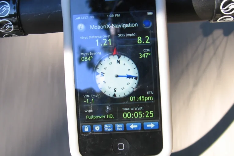 Chytrý telefon s GPS navigací na řídítkách (ilustrační snímek)