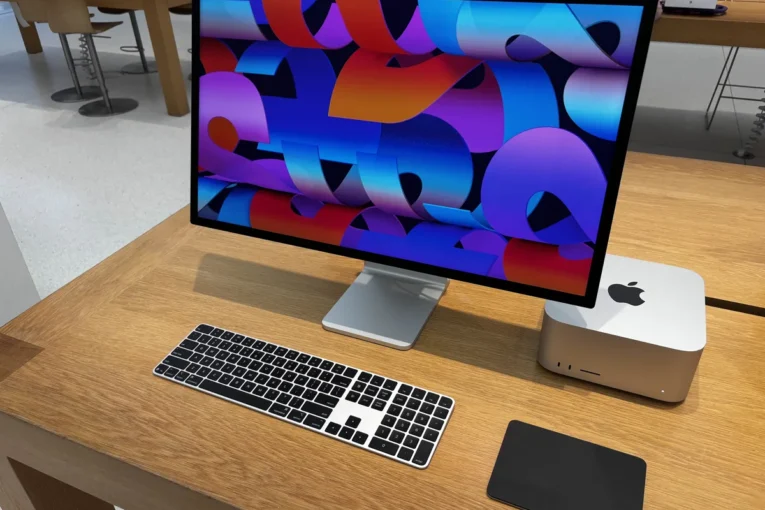 Počítač Mac Studio s monitorem Studio Display
